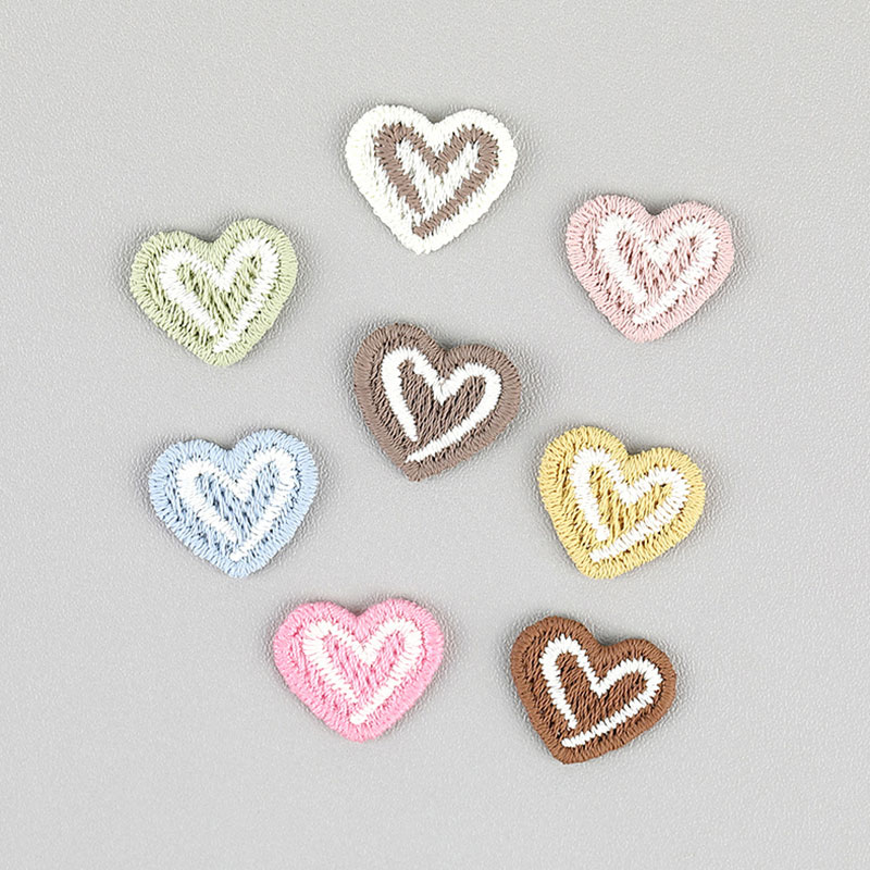 Embroidery On Socks - 20個入り ハート型刺繍アップリケ DIYパッチ 靴、服、帽子、ズボン、靴下、ヘアクリップの装飾用 小さなハート