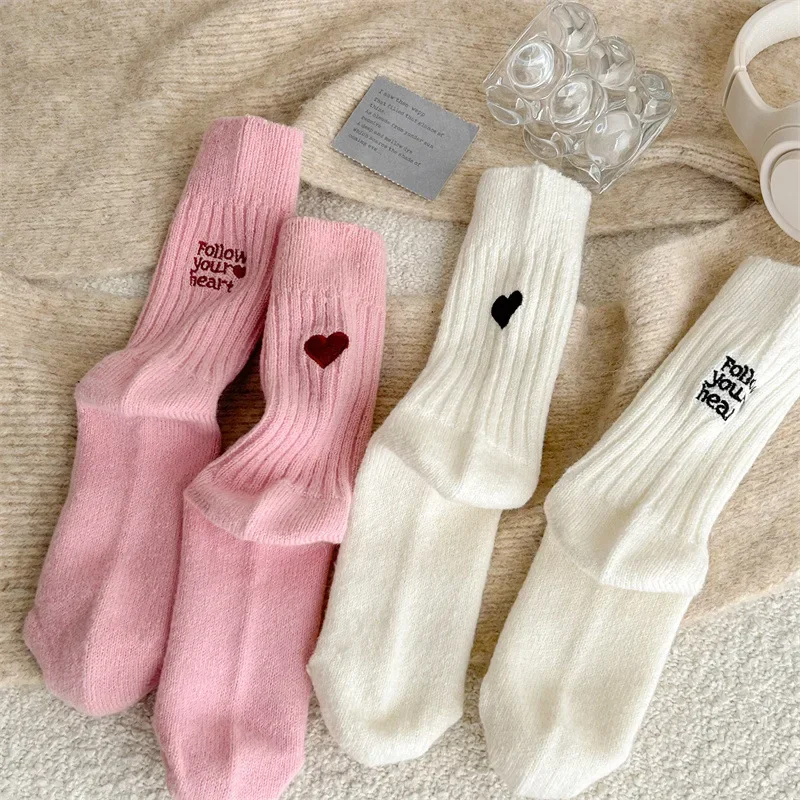 Embroidery On Socks - 原宿かわいいミドルチューブソックス秋冬新純色女性靴下刺繍恋人靴下女性