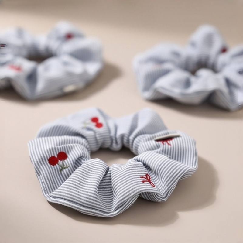 エレガントなストライプのチェリー刺繍ヘアシュシュ、柔らかい生 - Embroidery Zone のレビューと価格