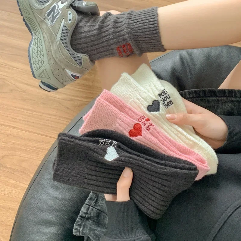 原宿かわいいミドルチューブソックス秋冬新純色女性靴下刺繍恋人 - Embroidery On Socks のレビューと価格