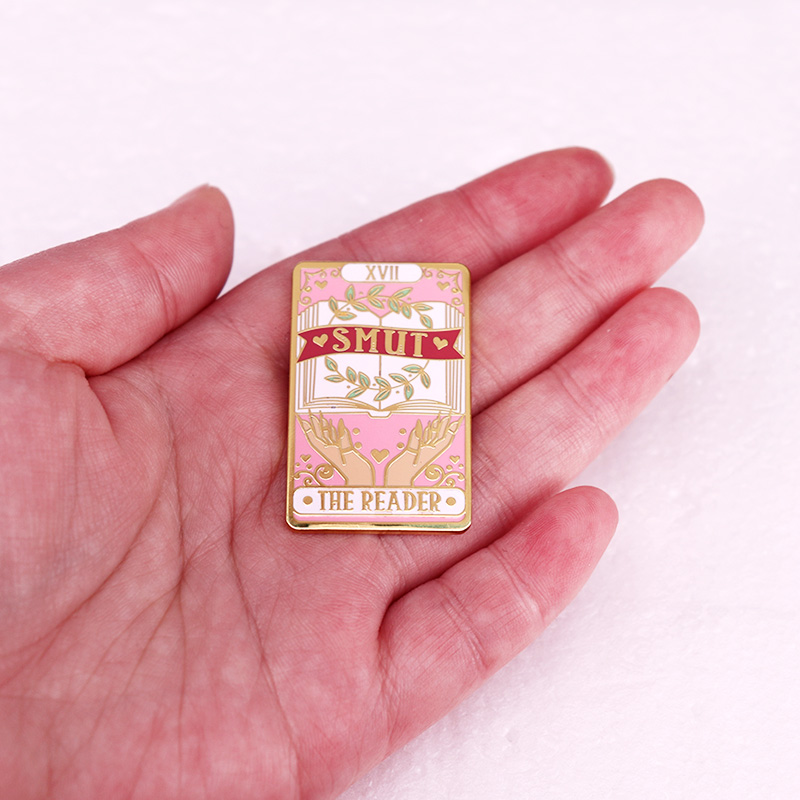 SMUT ザ リーダー ブック エナメル ピン ピンク ブロ - Embroidery Wallet のレビューと価格