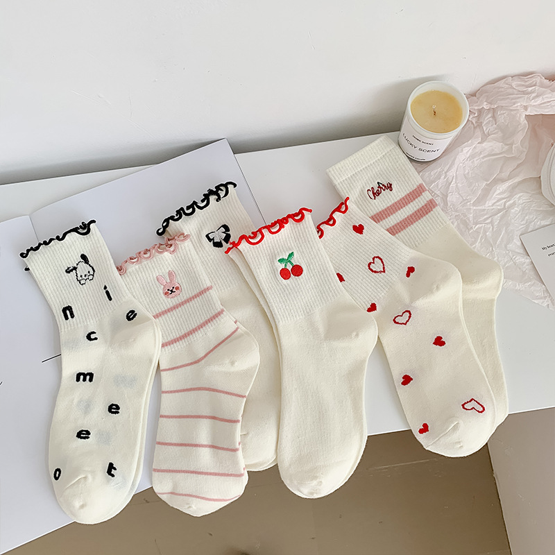 女性用靴下 コットン製 かわいいウサギとチェリー柄 ラブプリ - Embroidery On Socks のレビューと価格