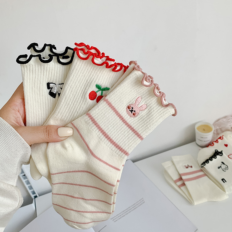 女性用靴下 コットン製 かわいいウサギとチェリー柄 ラブプリ - Embroidery On Socks のレビューと価格