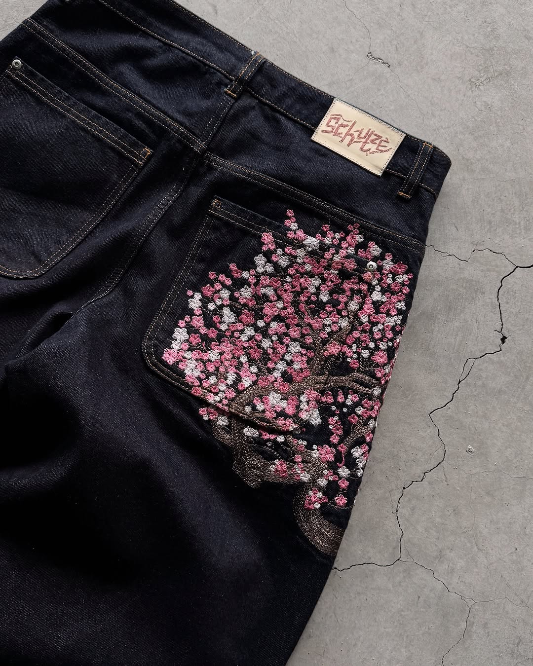 メンズジーンズ 桜刺繍 スリムストレート ライトウォッシュ  - Embroidery Jeans Sakura のレビューと価格