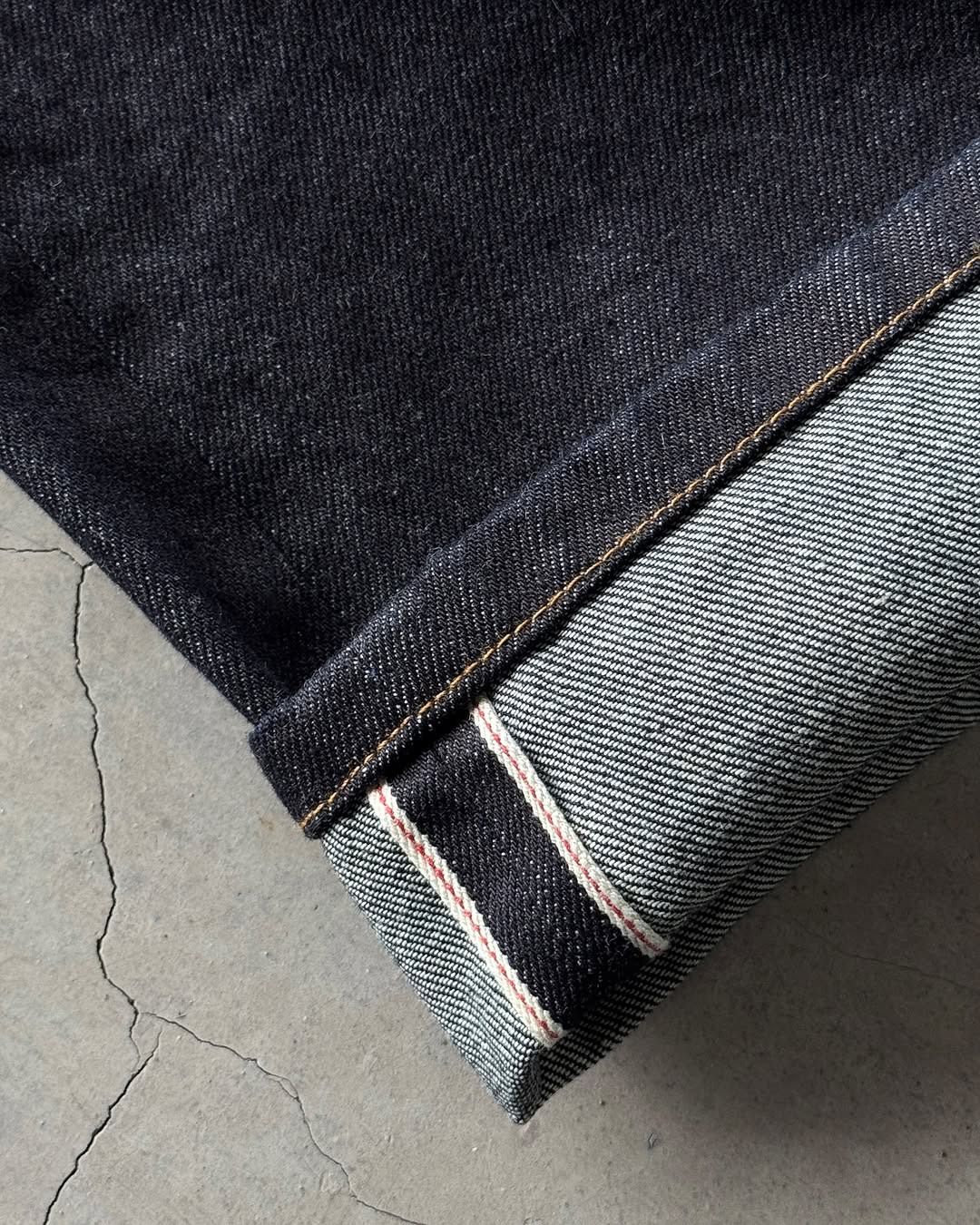 メンズジーンズ 桜刺繍 スリムストレート ライトウォッシュ  - Embroidery Jeans Sakura のレビューと価格